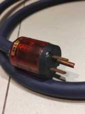 PLUG CONECTOR OYAIDE P-046 MACHO OURO + C046 + CABO FURUKAWA