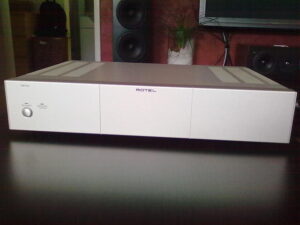 ROTEL RB-03  Amplificador Stereo 70 watts