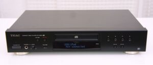 TEAC CD-P650-B  CD Player com interface digital USB e iPod