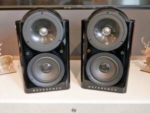 KEF Reference 201/2  Black Piano  Caixa Bookshelf  3 Vias