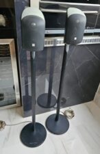 B&W M1 mais pedestal